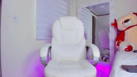 Isa  online show from 02/18/25, 11:44