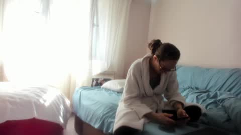 Issabelle online show from 03/06/25, 08:41