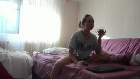 Snapshot of issabelle_69 chatting on 06/17/26, 04:15 Issabelle online show from 06/17/26, 04:15