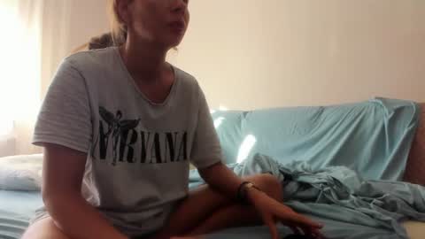 Snapshot of issabelle_69 chatting on 07/06/26, 04:42 Issabelle online show from 07/06/26, 04:42