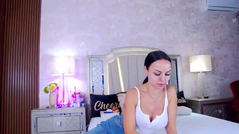 Issadorra online show from 02/25/26, 10:03