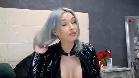 IssaSmyth online show from 04/10/26, 07:46