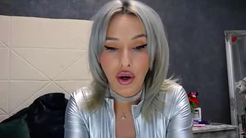 IssaSmyth online show from 04/25/26, 07:33