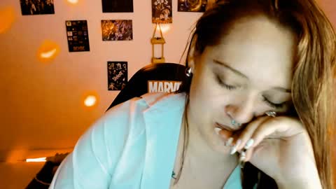 Snapshot of issis_demon chatting on 12/30/24, 09:16 Yiz online show from 12/30/24, 09:16