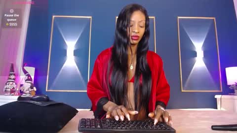 Snapshot of issyrosse chatting on 12/27/24, 12:34 Isabelle online show from 12/27/24, 12:34