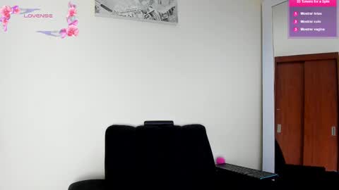 Snapshot of its__angelica_ chatting on 02/25/25, 06:53 Angelica online show from 02/25/25, 06:53