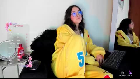 Snapshot of its__angelica_ chatting on 10/21/25, 08:20 Angelica online show from 10/21/25, 08:20