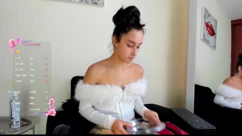 Snapshot of its__angelica_ chatting on 10/28/25, 07:05 Angelica online show from 10/28/25, 07:05