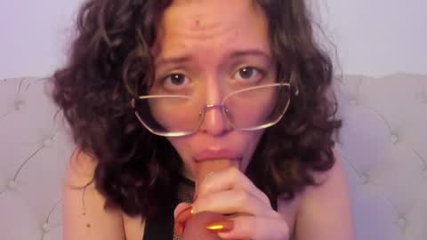 Snapshot of its_marie chatting on 12/13/24, 01:44 Maria online show from 12/13/24, 01:44