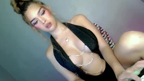 Snapshot of its_me_hedone chatting on 02/25/25, 04:24 Pixie online show from 02/25/25, 04:24