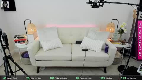 Snapshot of itschloelaurent chatting on 05/24/26, 03:39 itschloelaurent online show from 05/24/26, 03:39