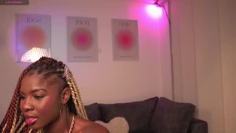 Snapshot of itslau_ chatting on 12/21/25, 07:26 lau online show from 12/21/25, 07:26