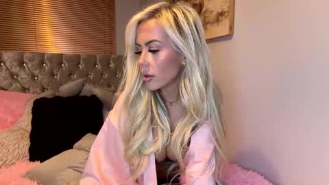 Lola online show from 03/26/26, 08:03