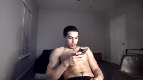 Snapshot of itstarzan chatting on 12/15/24, 06:18 TARZAN online show from 12/15/24, 06:18