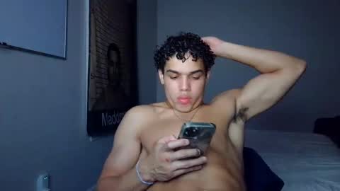 Snapshot of itstarzan chatting on 10/27/25, 01:42 TARZAN online show from 10/27/25, 01:42