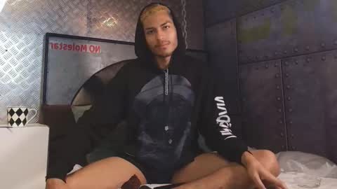 Snapshot of itszairen chatting on 02/12/26, 04:29 itszairen online show from 02/12/26, 04:29