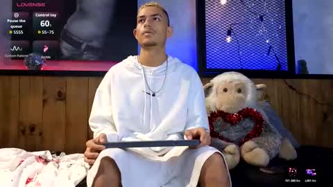 Snapshot of itszairen chatting on 02/15/26, 04:42 itszairen online show from 02/15/26, 04:42