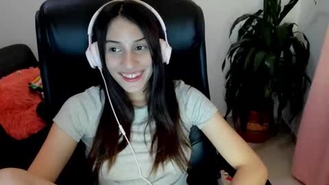 Snapshot of ivanna_essis chatting on 10/15/25, 02:44 ivanna_essis online show from 10/15/25, 02:44