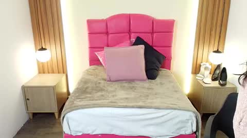 I V O N N E R O S S online show from 02/16/26, 12:01