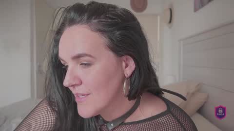 Snapshot of ivyswings chatting on 02/05/25, 01:33 Ivy Swings online show from 02/05/25, 01:33