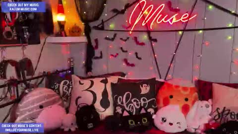 Snapshot of iwillbeyourmuse chatting on 10/27/25, 11:31 Muse hethey online show from 10/27/25, 11:31