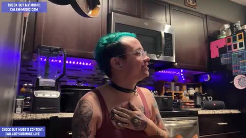 Snapshot of iwillbeyourmuse chatting on 11/25/25, 12:21 Muse hethey online show from 11/25/25, 12:21