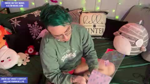 Snapshot of iwillbeyourmuse chatting on 12/01/25, 12:15 Muse hethey online show from 12/01/25, 12:15