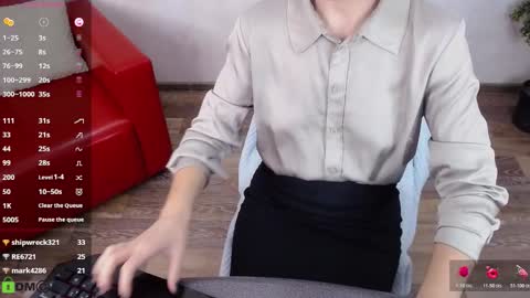 Queen of nylon  Victoria online show from 11/25/25, 05:51