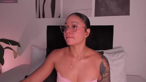 Snapshot of izzy_vega chatting on 10/01/25, 01:11 Izzy vega online show from 10/01/25, 01:11