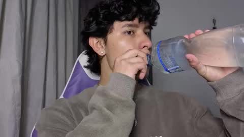 Snapshot of j_u_p_i_t_e_r chatting on 11/24/25, 01:44 Noah online show from 11/24/25, 01:44