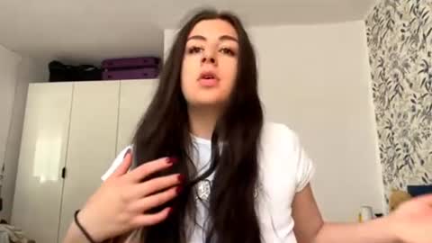 Mia online show from 06/09/26, 08:04