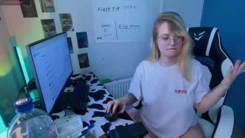 Snapshot of jacywinslat chatting on 02/25/25, 12:13 jacywinslat online show from 02/25/25, 12:13