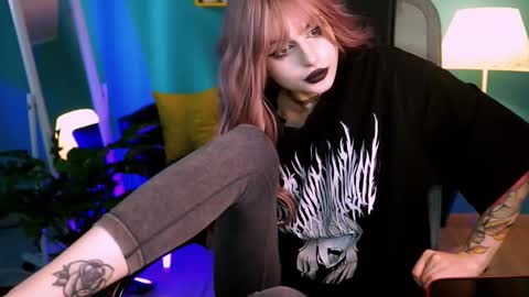 Snapshot of jade_castle chatting on 03/08/25, 11:27 jade_castle online show from 03/08/25, 11:27