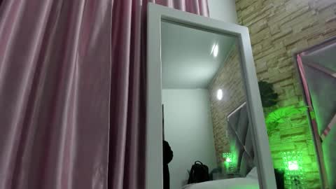 jade white  online show from 09/12/25, 12:38