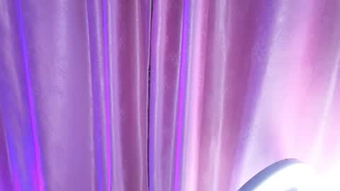 jade white  online show from 01/06/26, 01:04