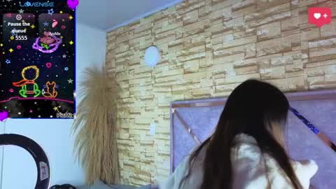 jade white  online show from 03/25/26, 01:39