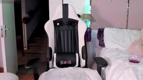 Jadeh online show from 02/25/25, 01:52