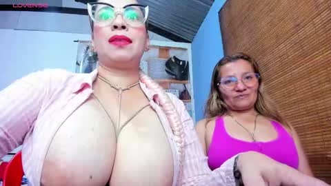 Snapshot of jademooms chatting on 11/08/25, 12:11 JADEMOOMS online show from 11/08/25, 12:11