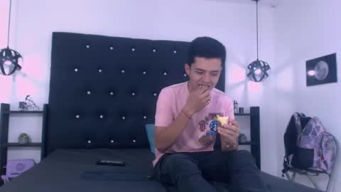 Snapshot of james_and_kenet chatting on 02/01/26, 03:32 James y Kenet online show from 02/01/26, 03:32