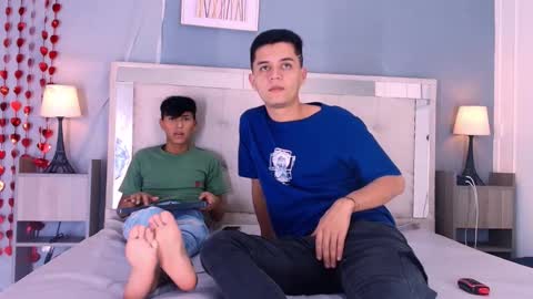 Snapshot of james_and_kenet chatting on 02/18/26, 07:32 James y Kenet online show from 02/18/26, 07:32