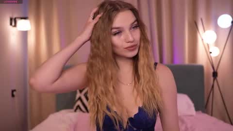 Day Alice Night Stella online show from 04/13/26, 06:52