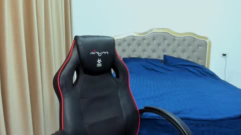 Snapshot of javicute4u chatting on 03/12/25, 11:33 Javi online show from 03/12/25, 11:33