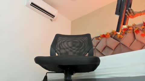 Snapshot of jax_black chatting on 10/08/25, 12:03 jax black online show from 10/08/25, 12:03