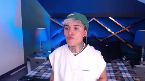 Snapshot of jaxwolf_ chatting on 12/17/25, 03:34 JAX online show from 12/17/25, 03:34