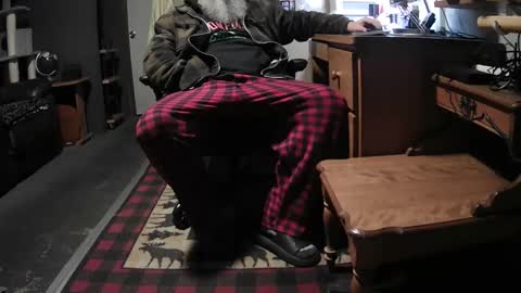 Snapshot of jaycanbefun chatting on 11/18/25, 01:22 Grand Zaddy or Jay its casual online show from 11/18/25, 01:22