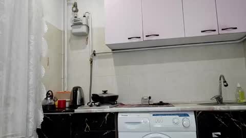 Snapshot of jeniffervaneck chatting on 12/17/25, 08:37 Jeniffer online show from 12/17/25, 08:37