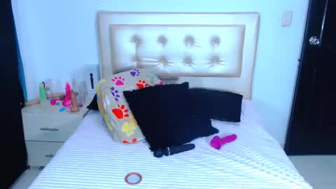 Snapshot of jenng18 chatting on 12/31/24, 12:11 jenn online show from 12/31/24, 12:11