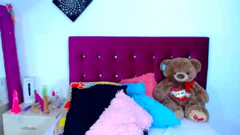 Snapshot of jenng18 chatting on 10/05/25, 09:13 jenn online show from 10/05/25, 09:13