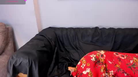 Snapshot of jennierosse chatting on 10/22/25, 01:00 Jennie online show from 10/22/25, 01:00