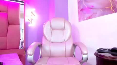 jenniifer_t online show from 11/26/25, 09:05